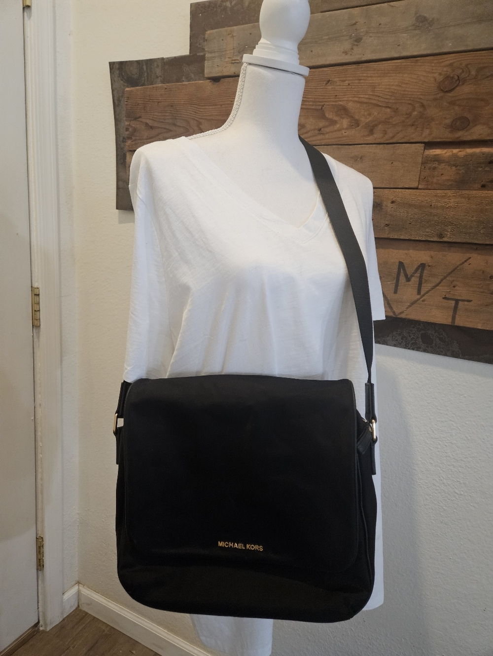 Michael Kors Large Messanger Bag. EUC